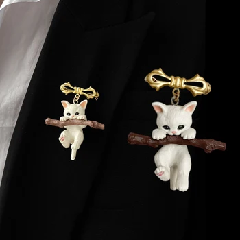 Мультяшная Скъпа 3D Брошка във формата на животно, като котка, Котка брошки, держащие клон, Обнимающие Котка, Брошка във формата на Дърво, обемни игли за ревери, за украса на чанти